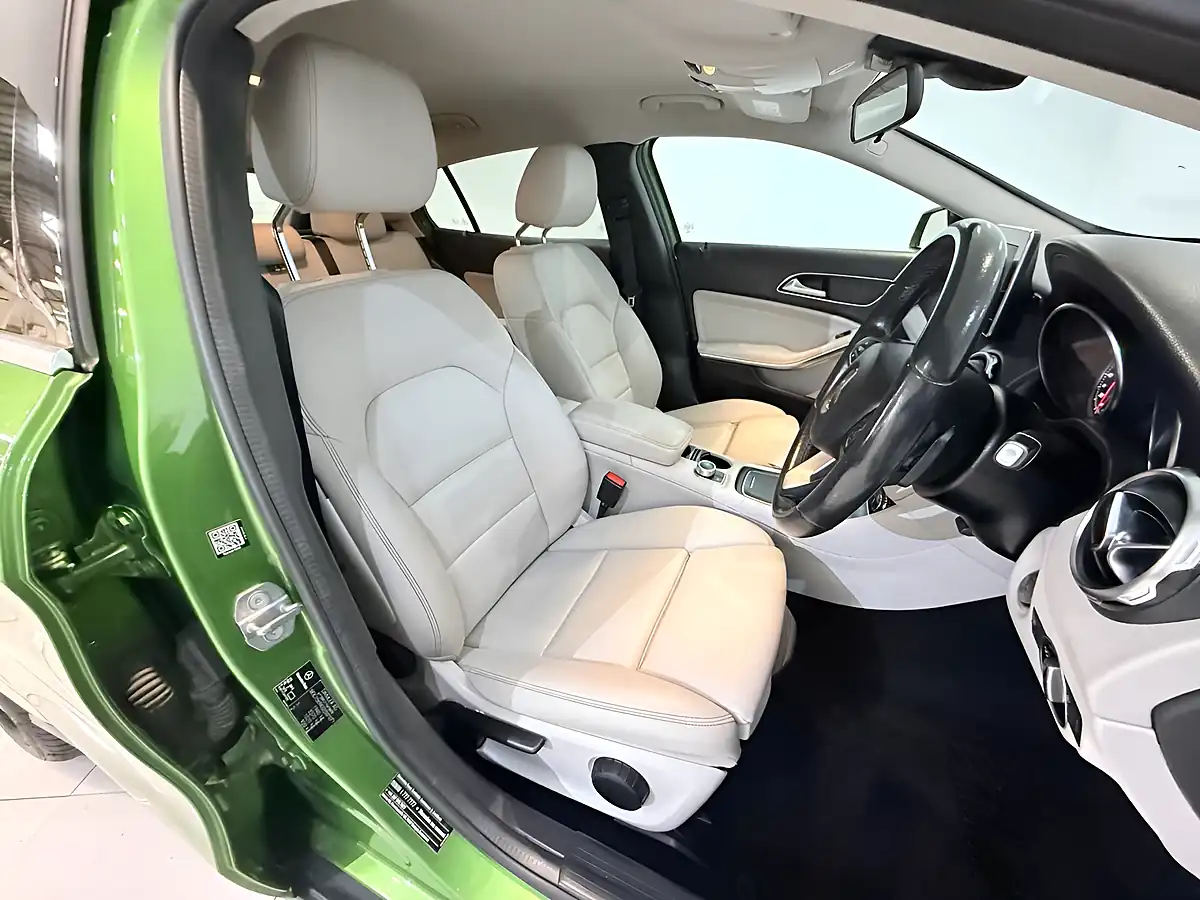 Used 2018 Mercedes-Benz Gla Se (executive) Green - Interior and Exterior details 15
