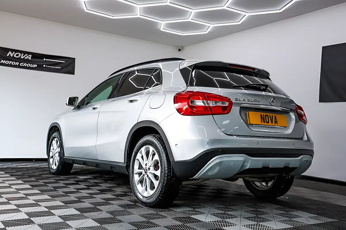 Used 2018 Mercedes-Benz Gla Se (executive) Silver - Interior and Exterior details 12