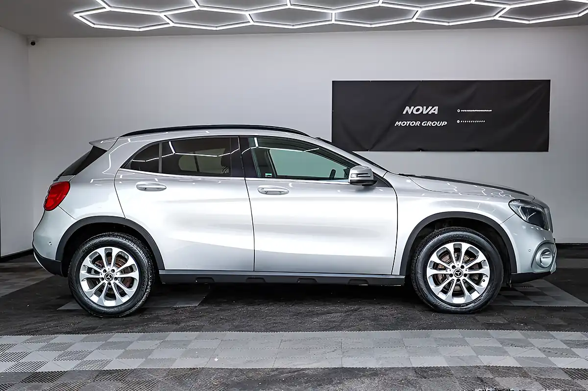 Used 2018 Mercedes-Benz Gla Se (executive) Silver - Interior and Exterior details 5