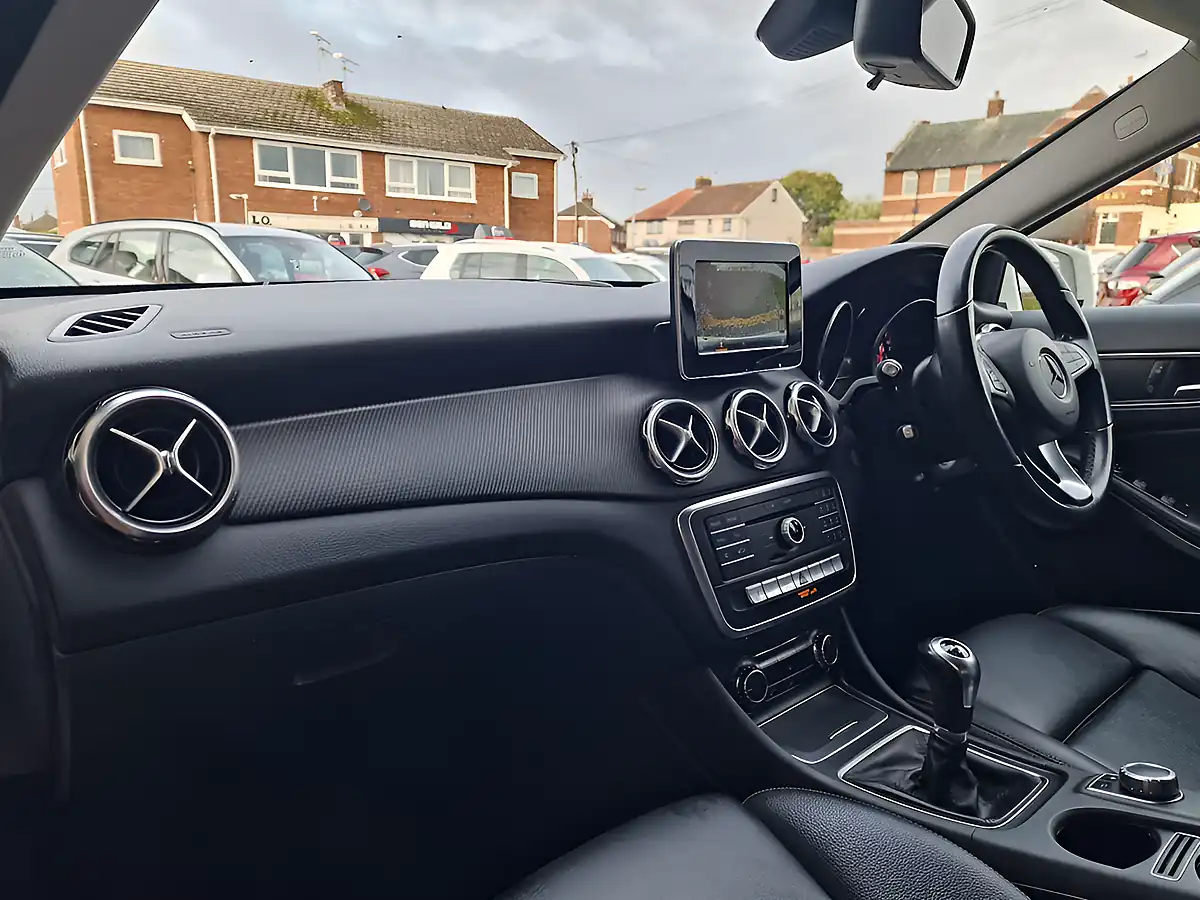 Used 2018 Mercedes-Benz Gla Se (executive) White - Interior and Exterior details 14