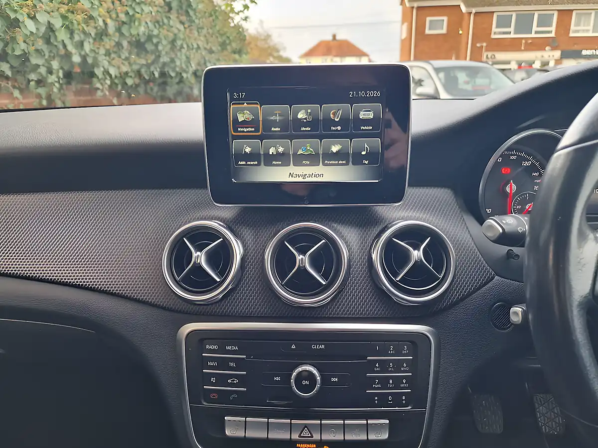 Used 2018 Mercedes-Benz Gla Se (executive) White - Interior and Exterior details 16