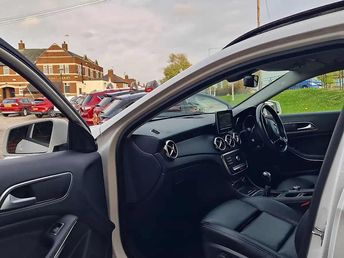 Used 2018 Mercedes-Benz Gla Se (executive) White - Interior and Exterior details 19