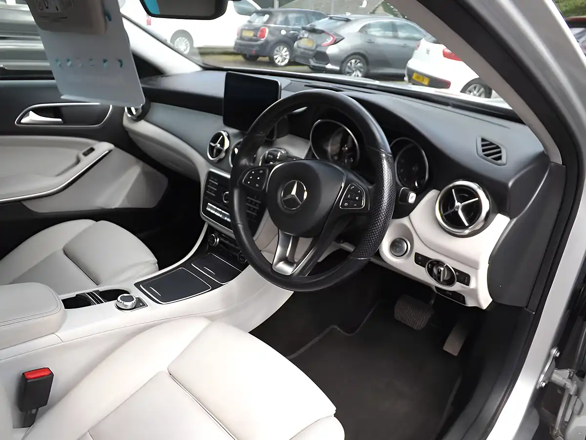 Used 2018 Mercedes-Benz Gla Sport (executive) Silver - Interior and Exterior details 14