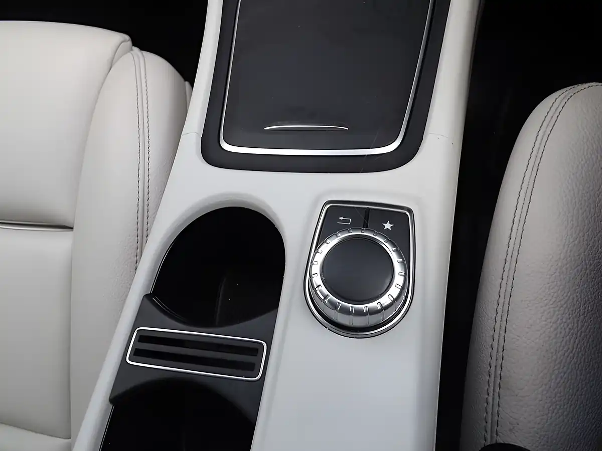 Used 2018 Mercedes-Benz Gla Sport (executive) Silver - Interior and Exterior details 17