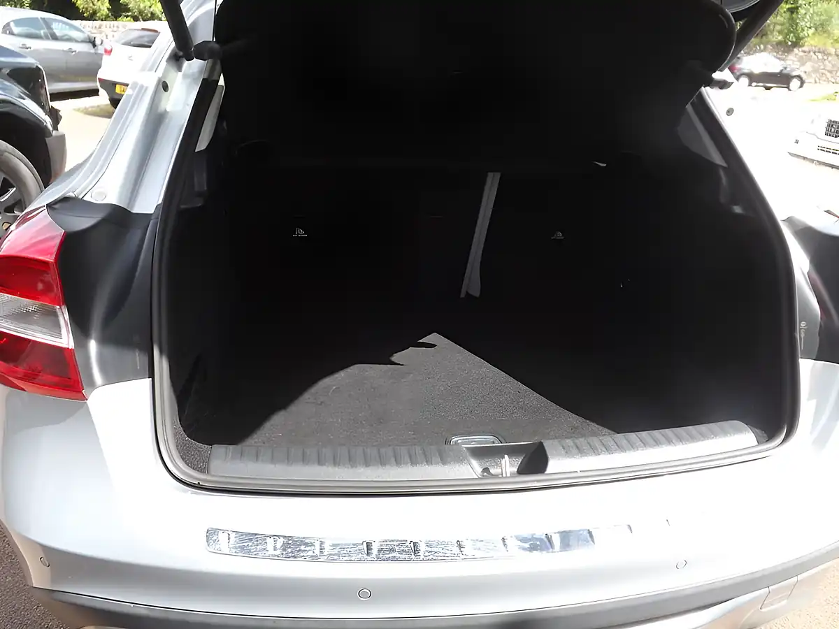 Used 2018 Mercedes-Benz Gla Sport (executive) Silver - Interior and Exterior details 8