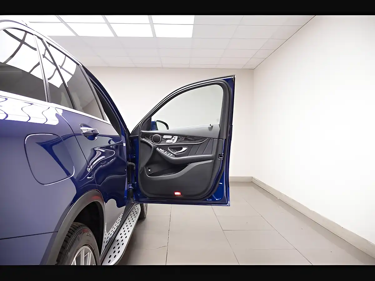 Used 2018 Mercedes-Benz Glc AMG Line (premium) Blue - Interior and Exterior details 12