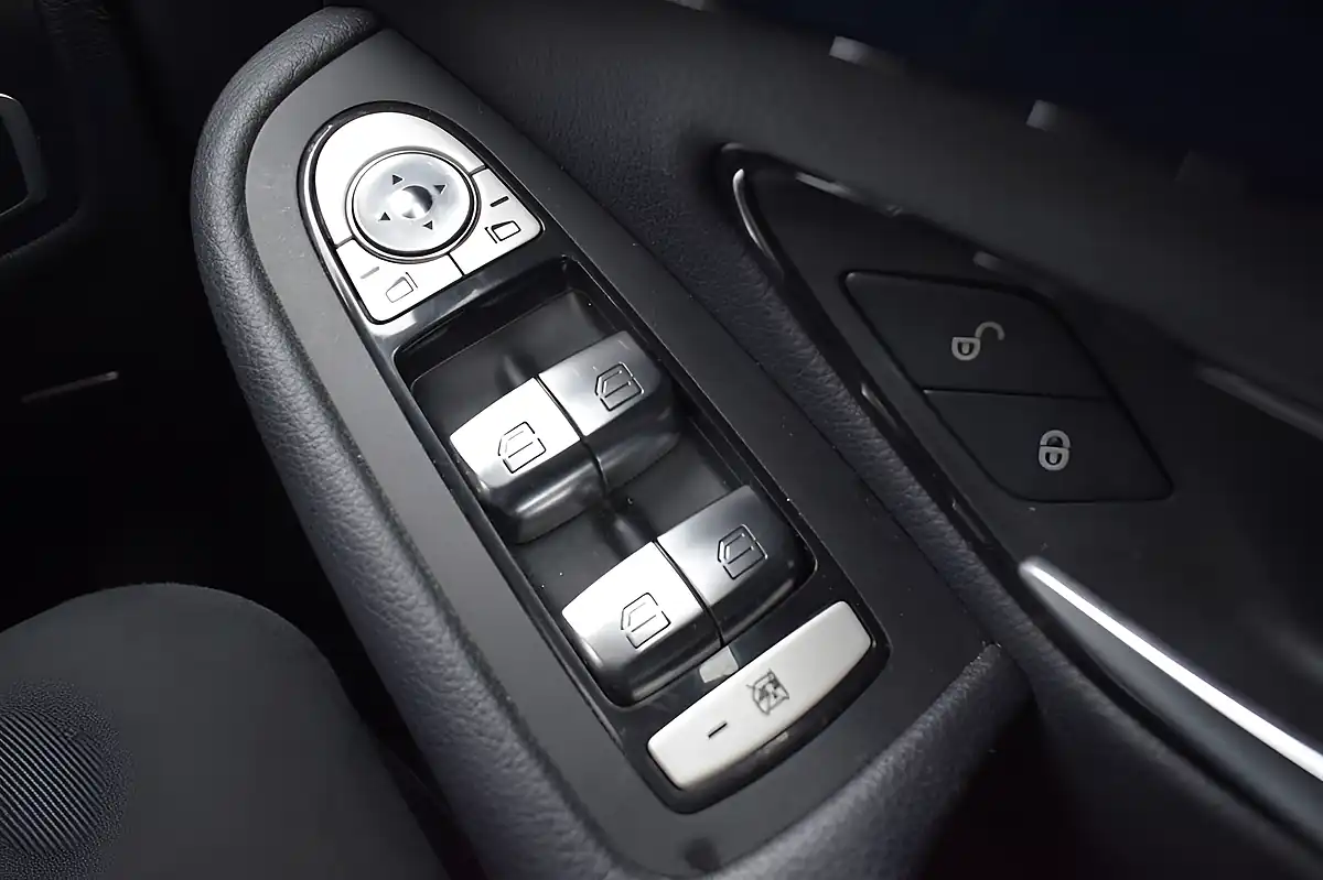 Used 2018 Mercedes-Benz Glc Urban Edition Polar White - Interior and Exterior details 15