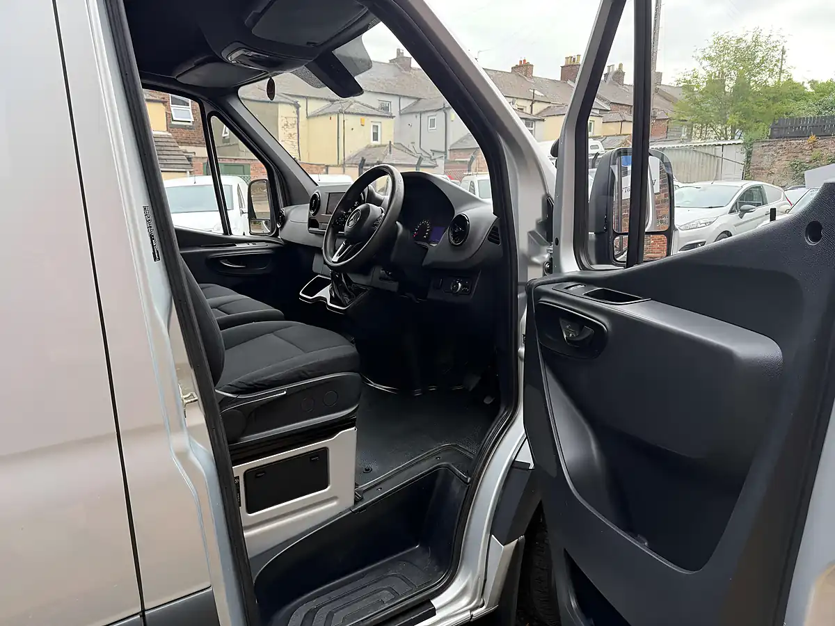Used 2018 Mercedes-Benz Sprinter 314 Silver - Interior and Exterior details 11