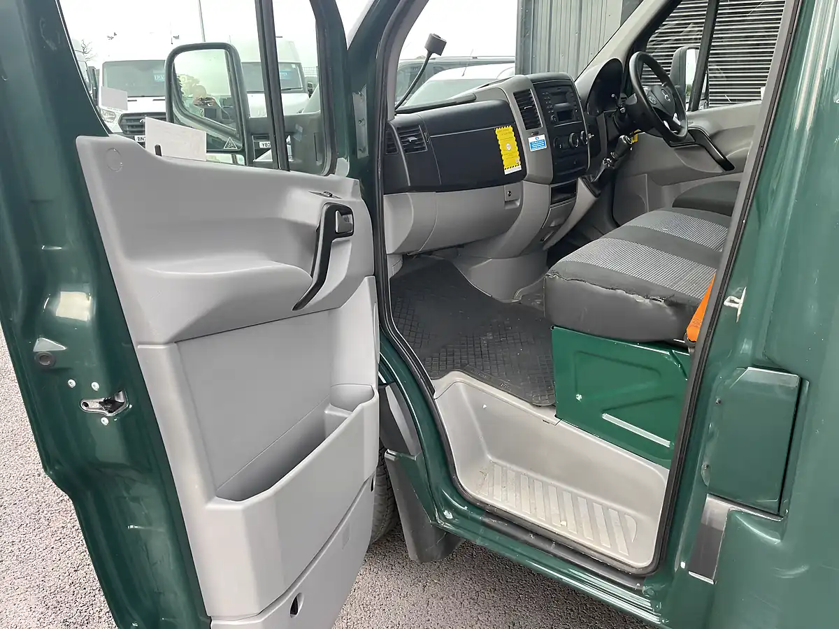 Used 2018 Mercedes-Benz Sprinter Luton Green - Interior and Exterior details 11