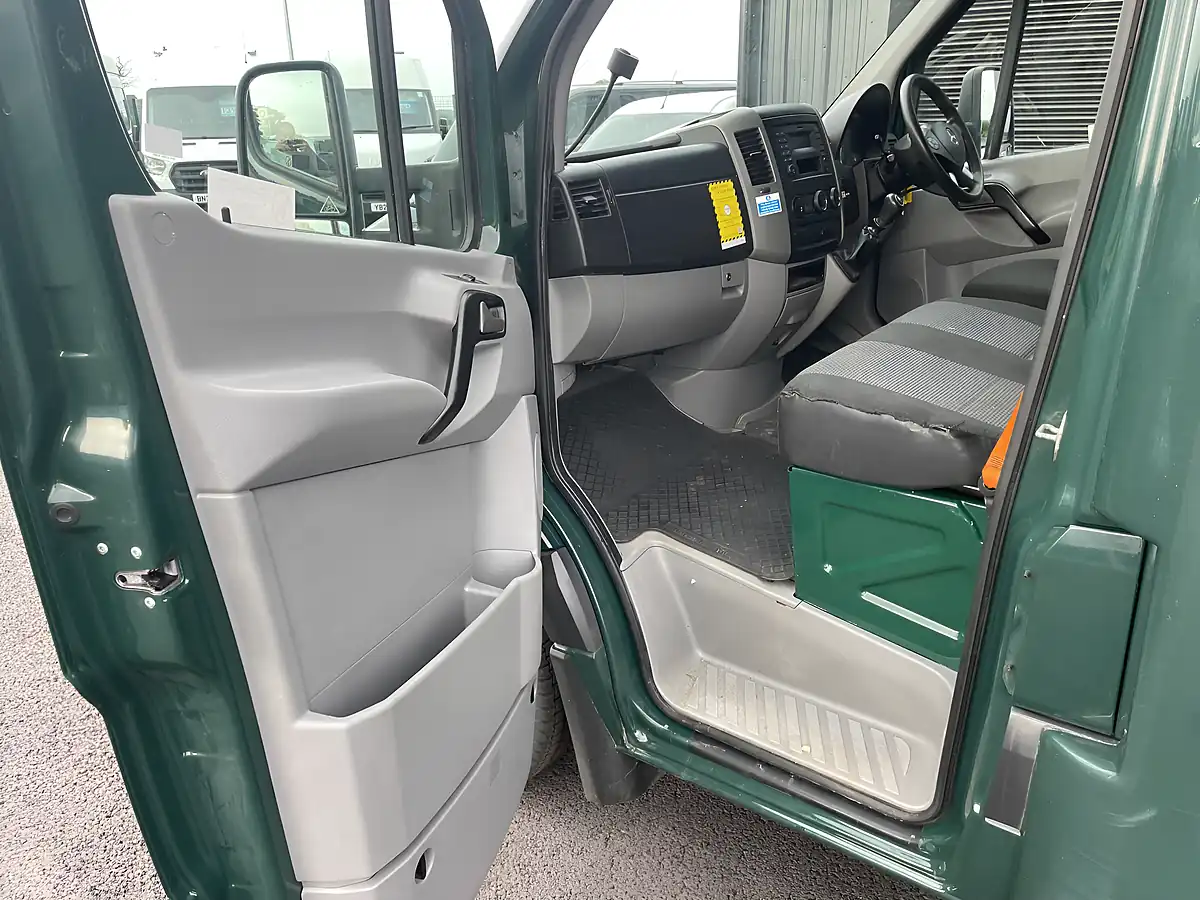 Used 2018 Mercedes-Benz Sprinter Luton Green - Interior and Exterior details 12