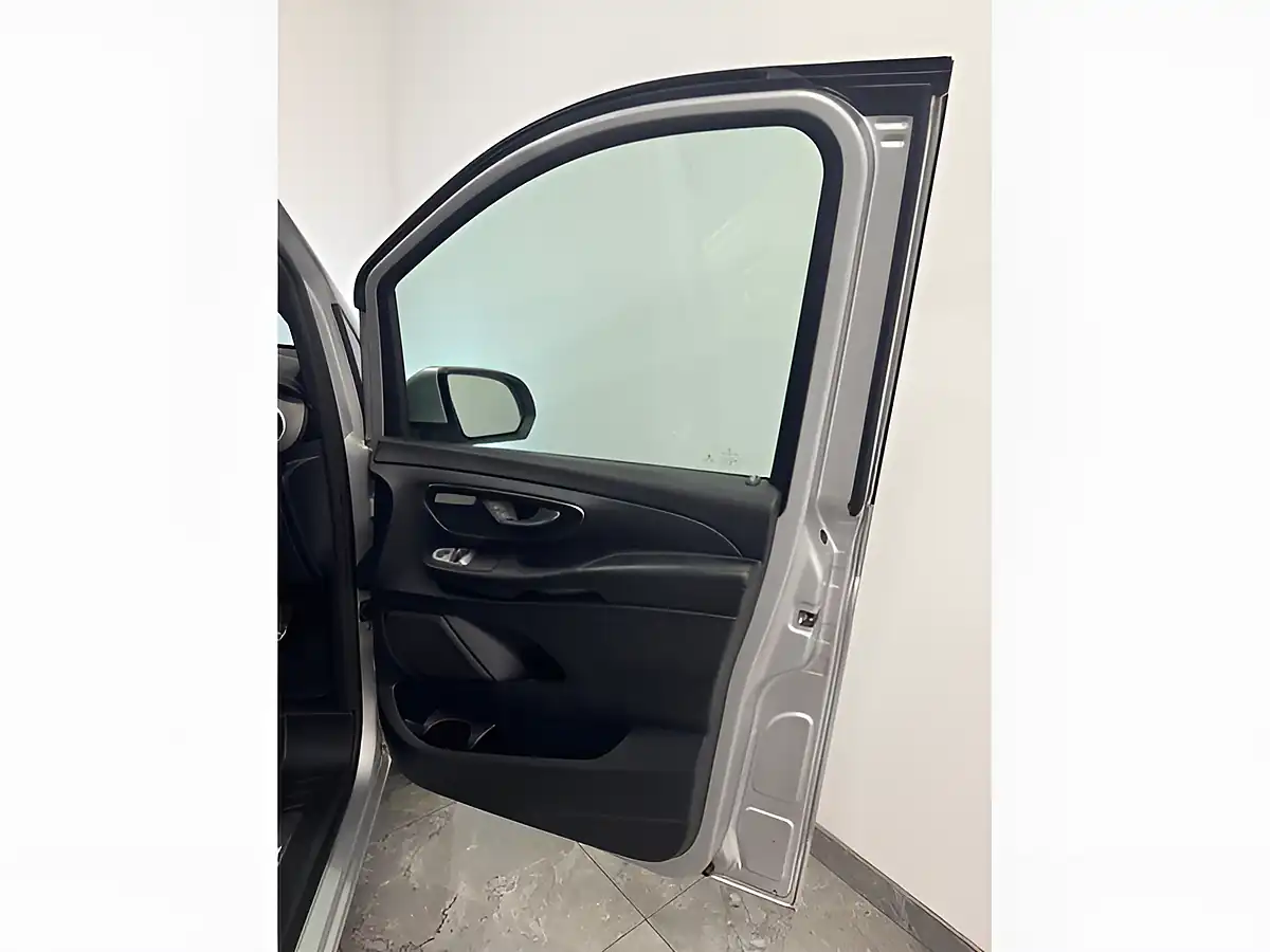 Used 2018 Mercedes-Benz V Class Sport Silver - Interior and Exterior details 11