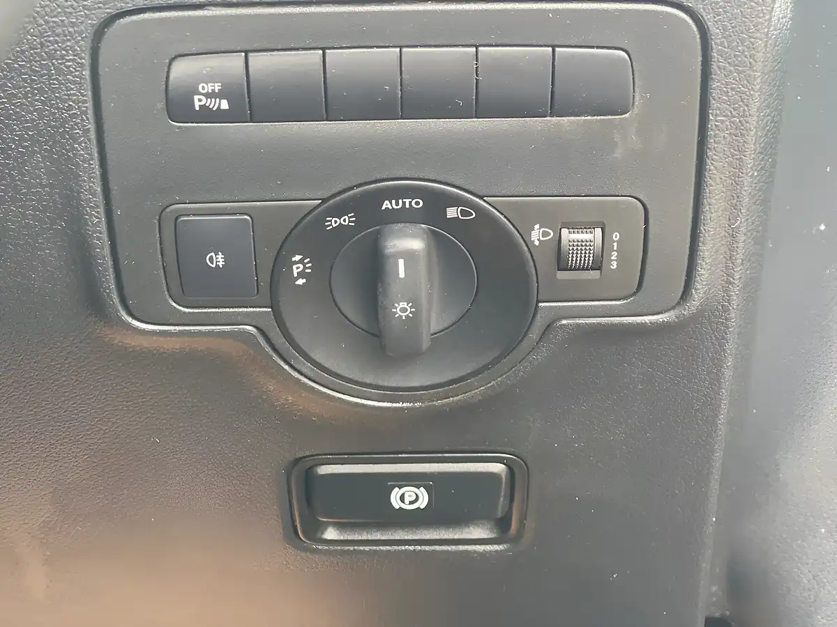 Used 2018 Mercedes-Benz Vito Select 8-Seater 7G-Tronic Grey - Interior and Exterior details 18