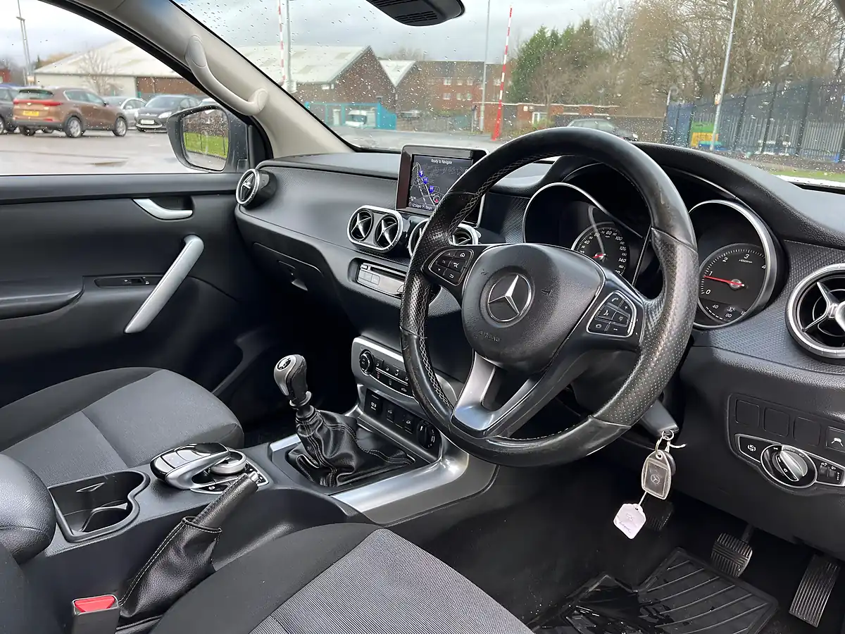 Used 2018 Mercedes-Benz X Class Progressive White - Interior and Exterior details 13