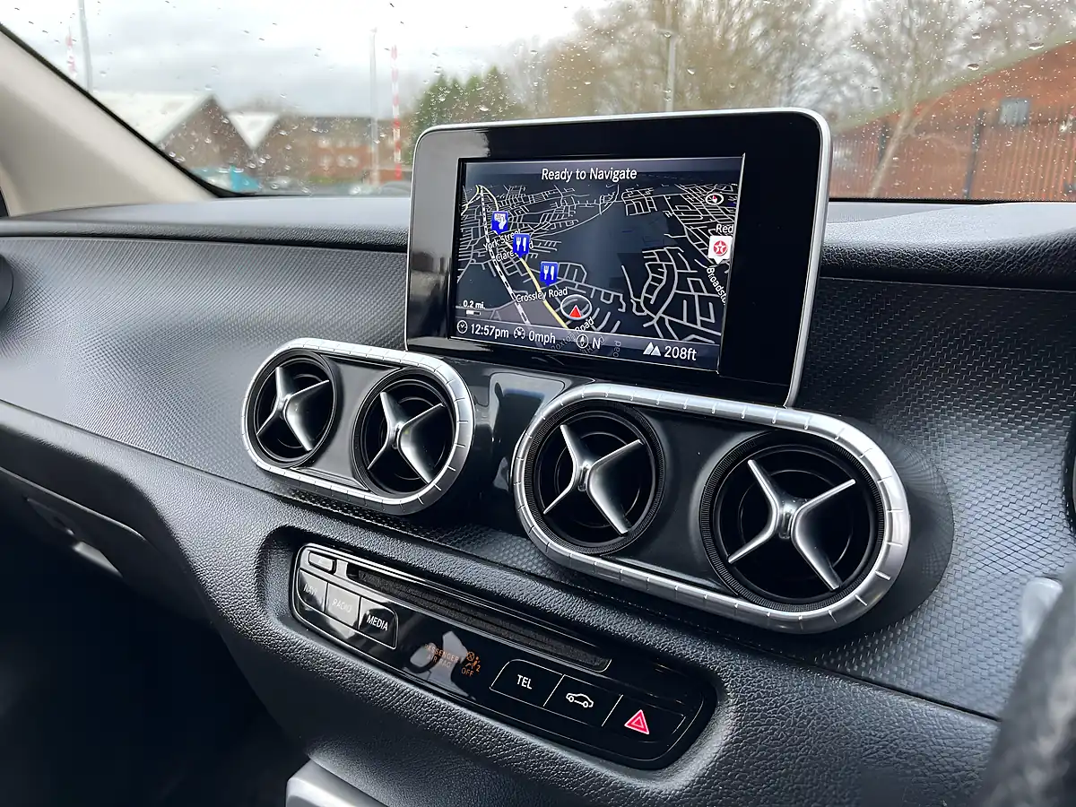 Used 2018 Mercedes-Benz X Class Progressive White - Interior and Exterior details 15