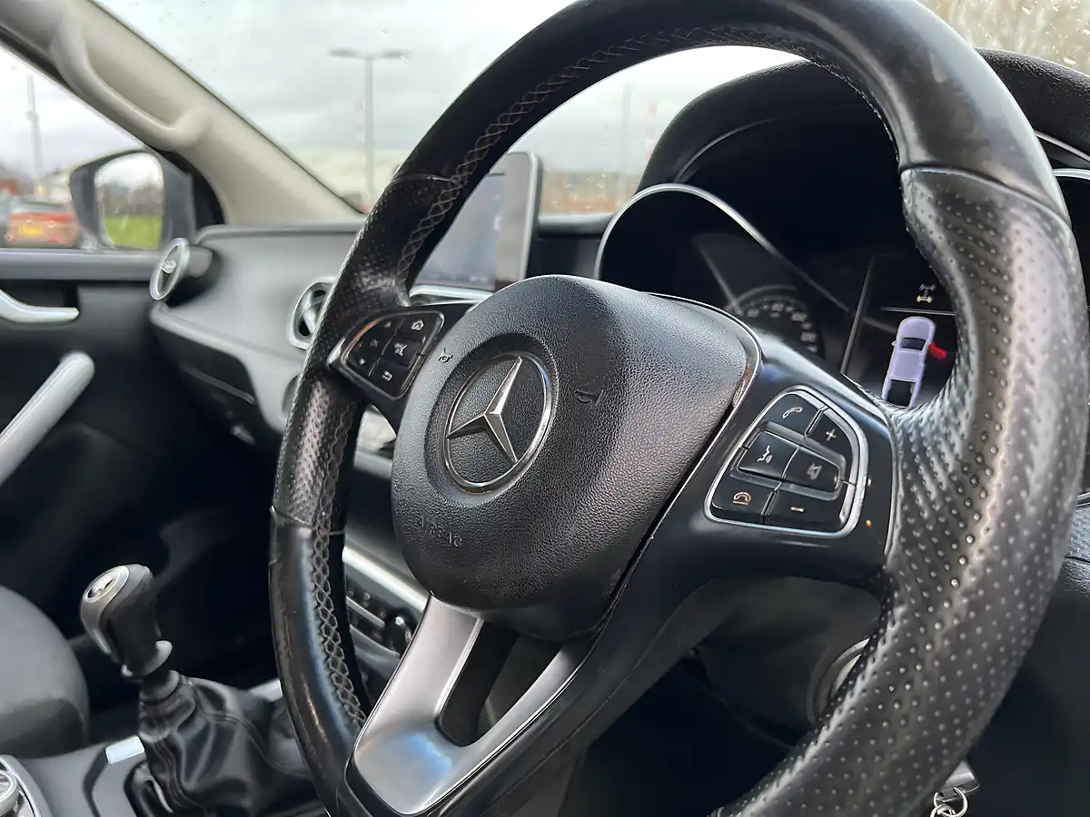 Used 2018 Mercedes-Benz X Class Progressive White - Interior and Exterior details 17