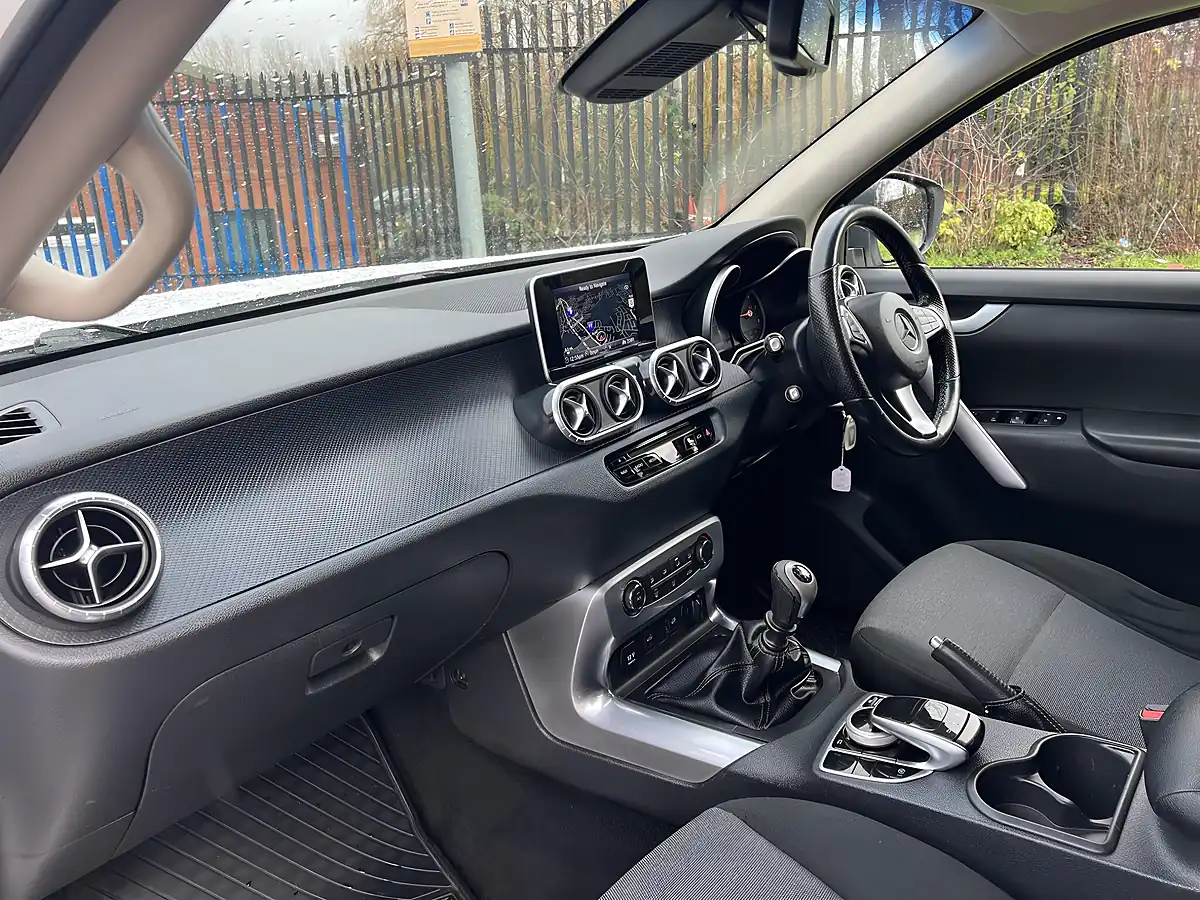 Used 2018 Mercedes-Benz X Class Progressive White - Interior and Exterior details 4