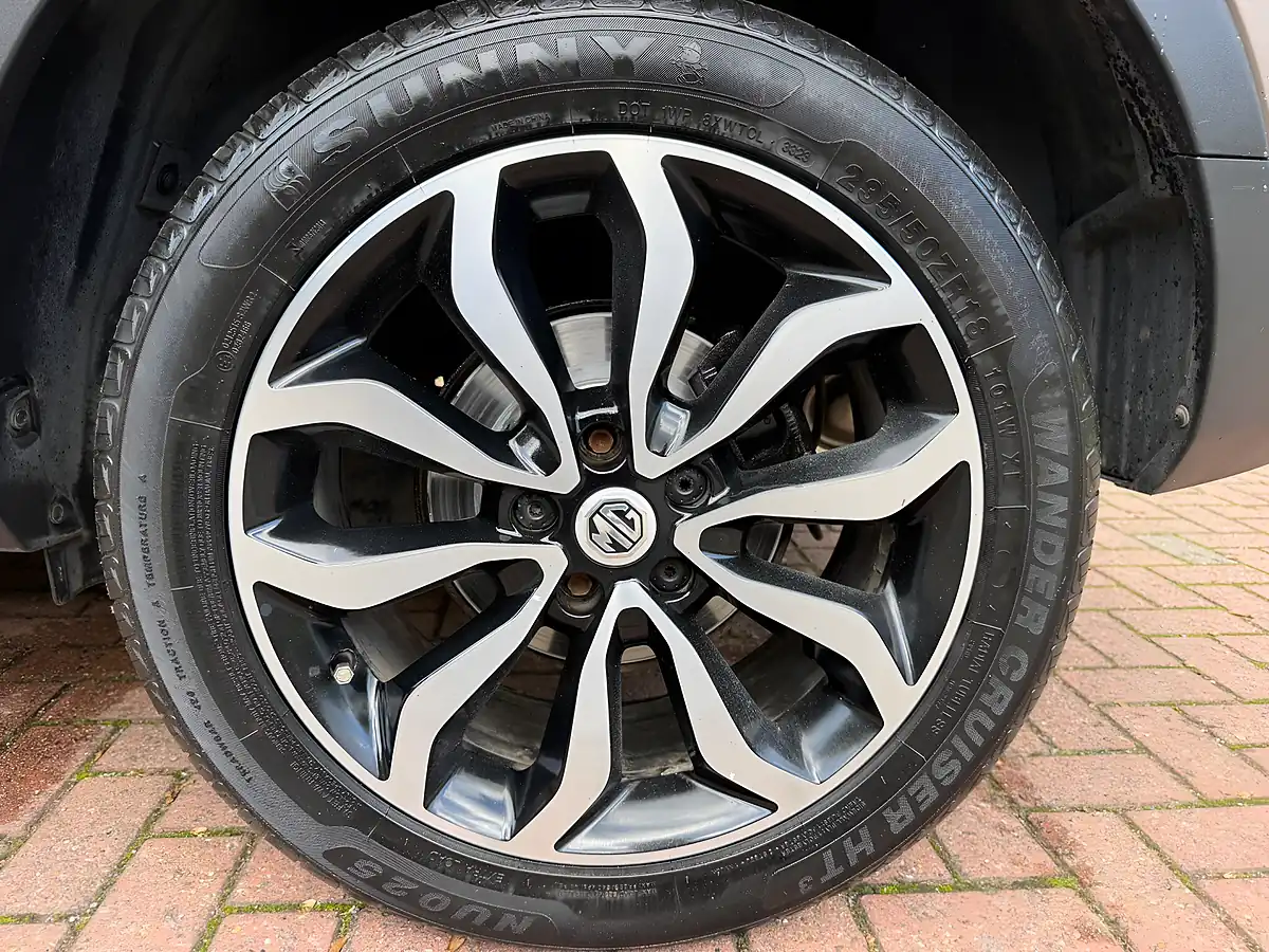 Used 2018 MG Gs Exclusive Gold - Interior and Exterior details 11