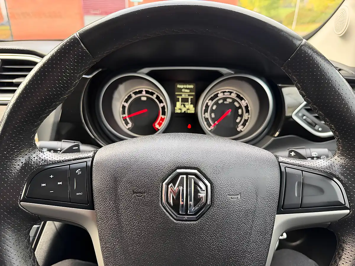 Used 2018 MG Gs Exclusive Gold - Interior and Exterior details 16