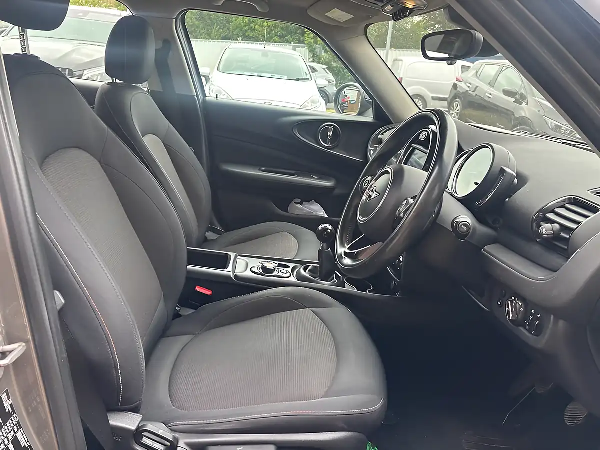 Used 2018 MINI Clubman Classic Silver - Interior and Exterior details 10