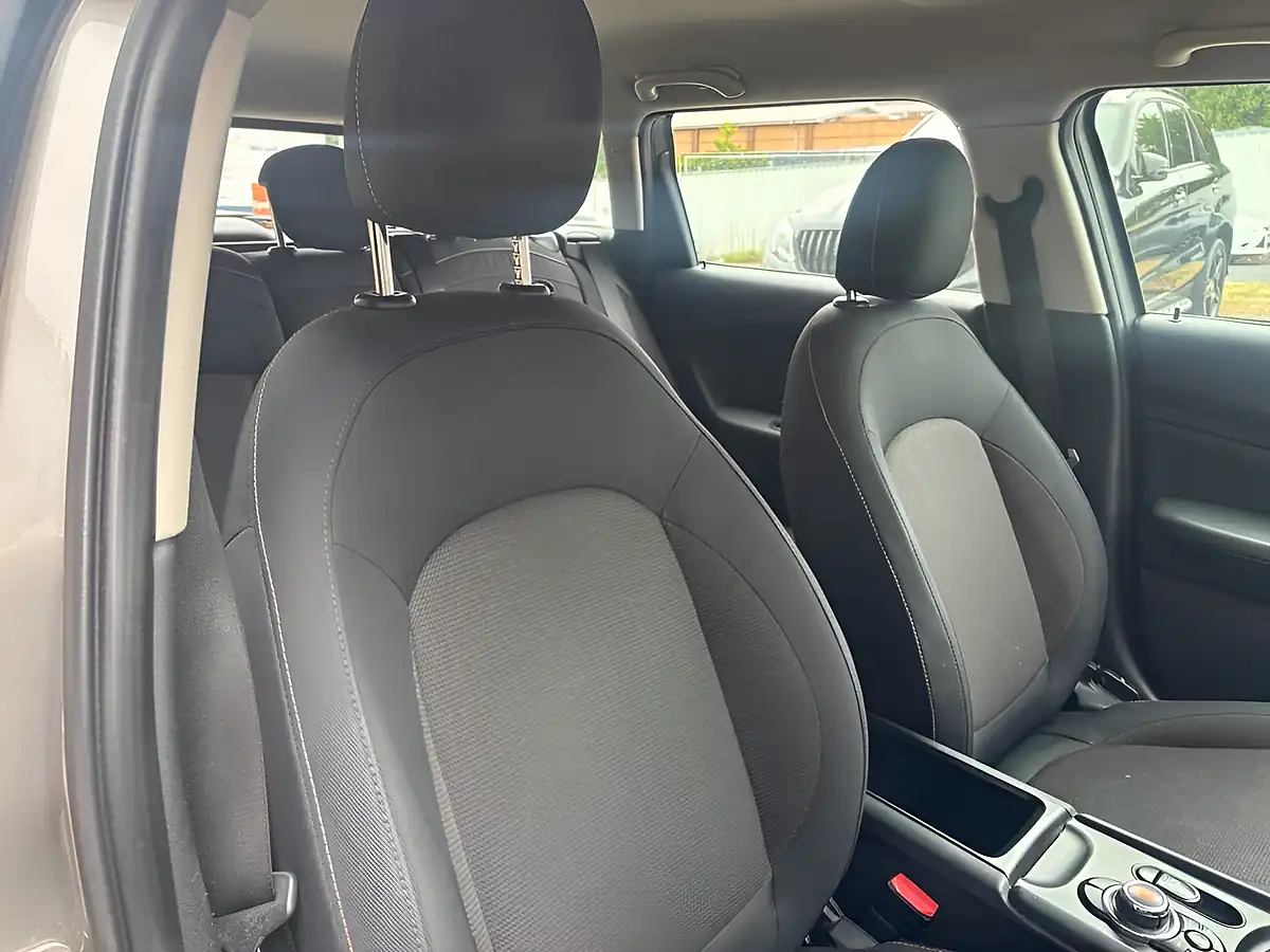 Used 2018 MINI Clubman Classic Silver - Interior and Exterior details 11