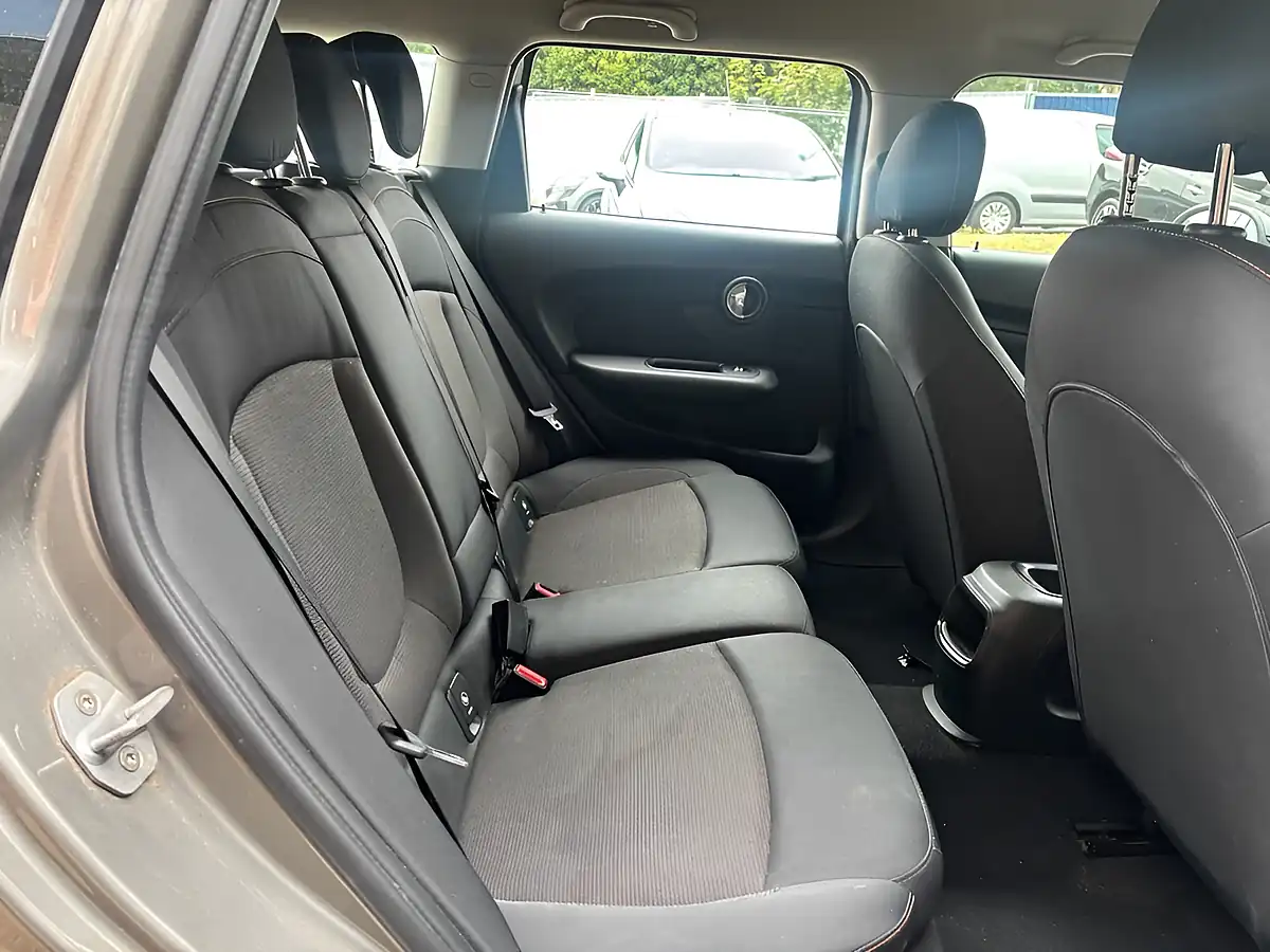Used 2018 MINI Clubman Classic Silver - Interior and Exterior details 12