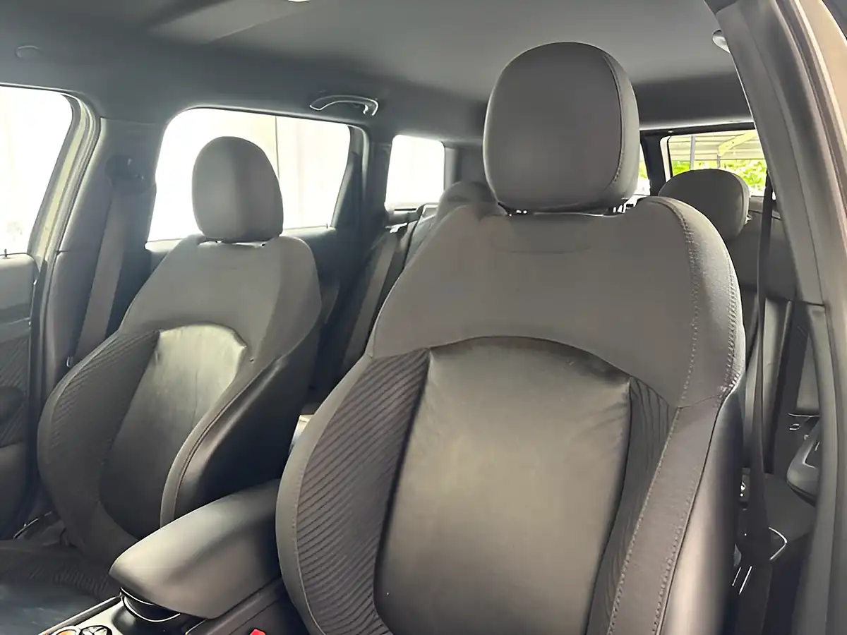 Used 2018 MINI Clubman Cooper Moonwalk Grey - Interior and Exterior details 11