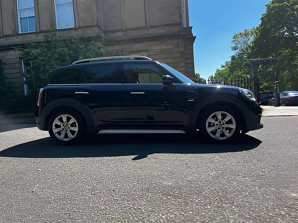 Used 2018 MINI Countryman Cooper Black - Interior and Exterior details 6