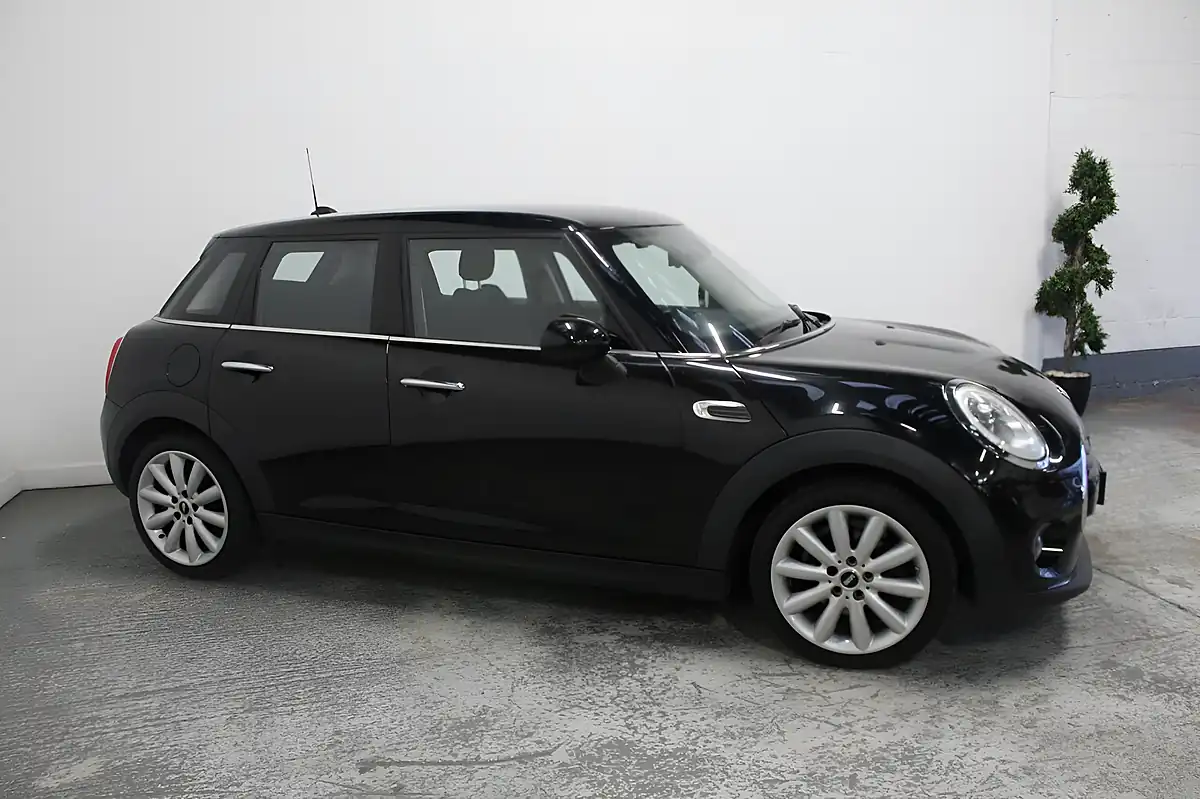 Used 2018 MINI Hatch Cooper Black - Interior and Exterior details 3