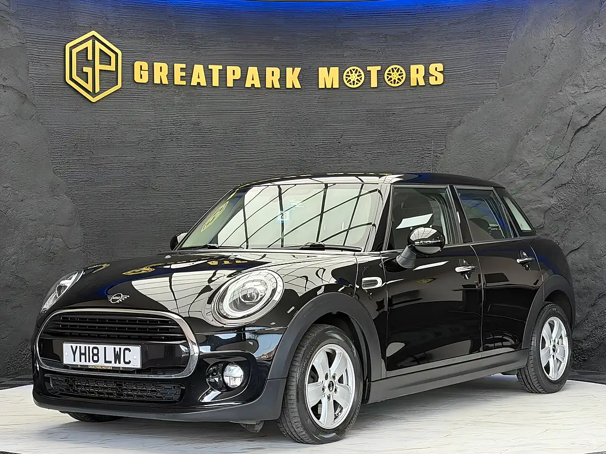 Used 2018 MINI Hatch Cooper Black - Front View