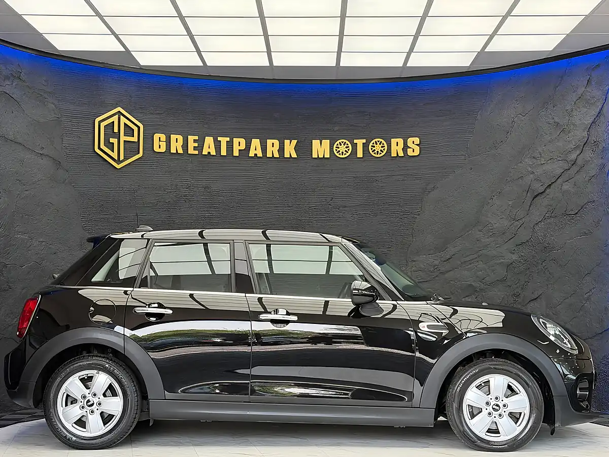 Used 2018 MINI Hatch Cooper Black - Interior and Exterior details 4