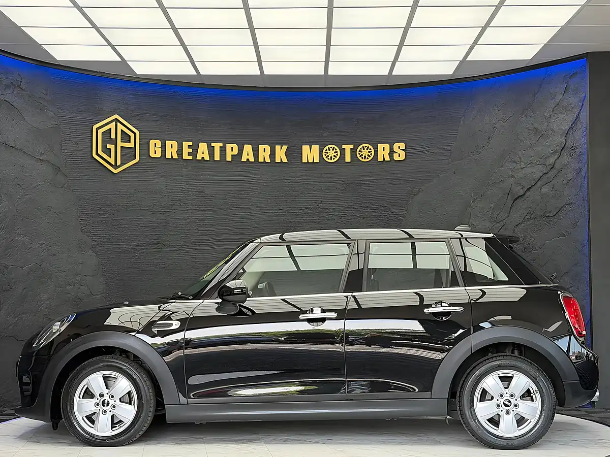 Used 2018 MINI Hatch Cooper Black - Interior and Exterior details 8