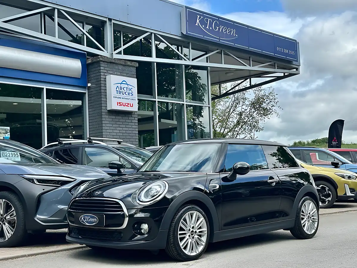 Used 2018 MINI Hatch Cooper Black - Front View