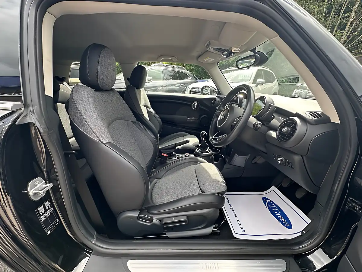 Used 2018 MINI Hatch Cooper Black - Interior and Exterior details 7