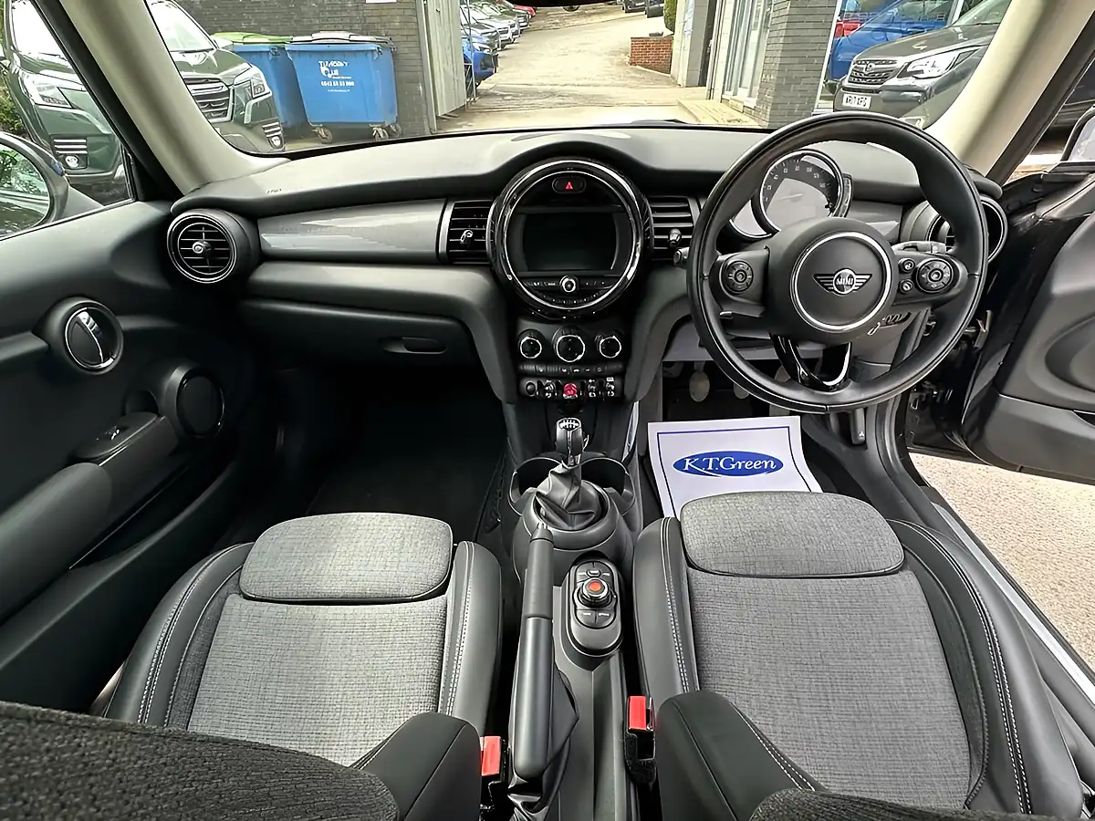Used 2018 MINI Hatch Cooper Black - Interior and Exterior details 9