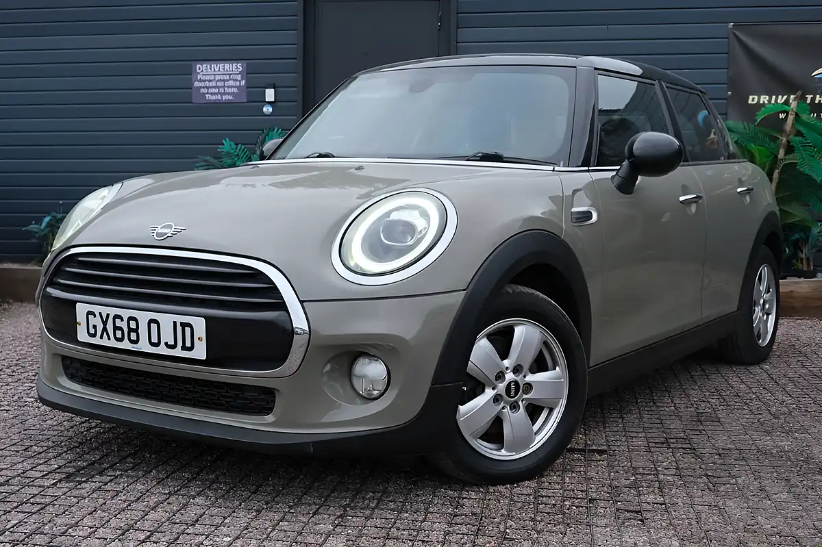 Used 2018 MINI Hatch Cooper Classic Grey - Interior and Exterior details 3