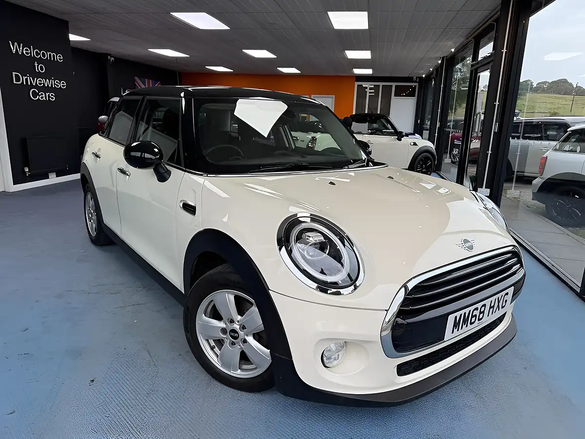 Used 2018 MINI Hatch Cooper Classic White - Front View