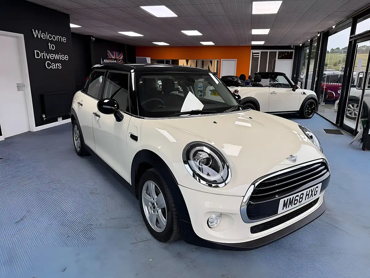 Used 2018 MINI Hatch Cooper Classic White - Interior and Exterior details 3