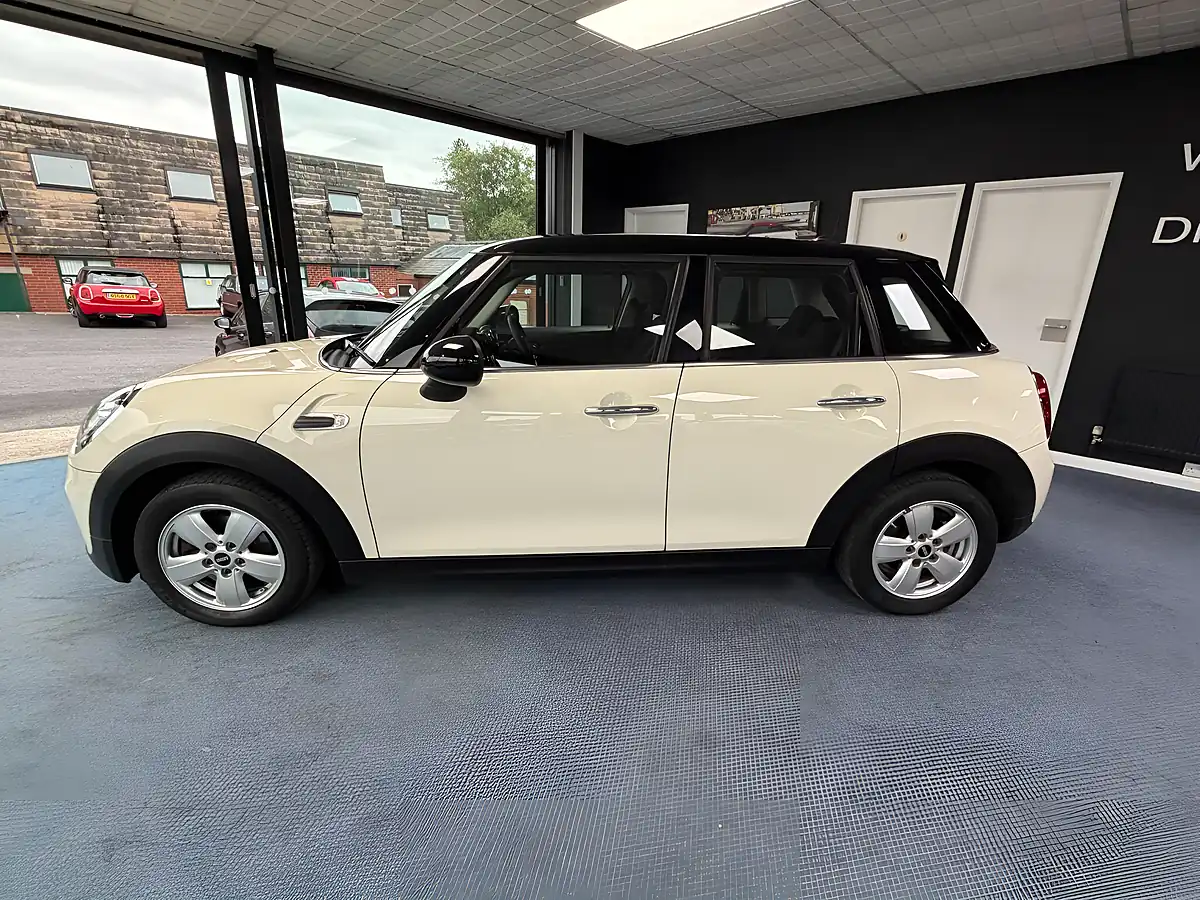 Used 2018 MINI Hatch Cooper Classic White - Interior and Exterior details 6