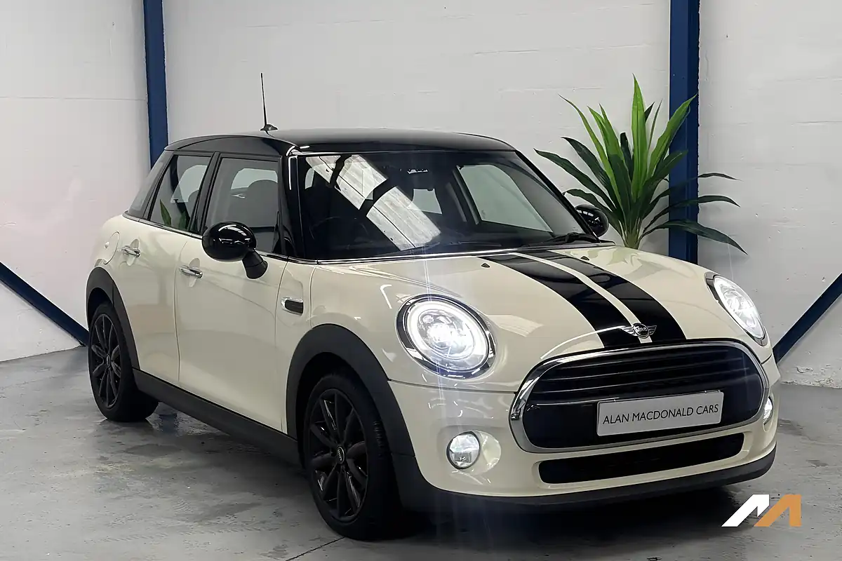 Used 2018 MINI Hatch Cooper Pepper White - Front View