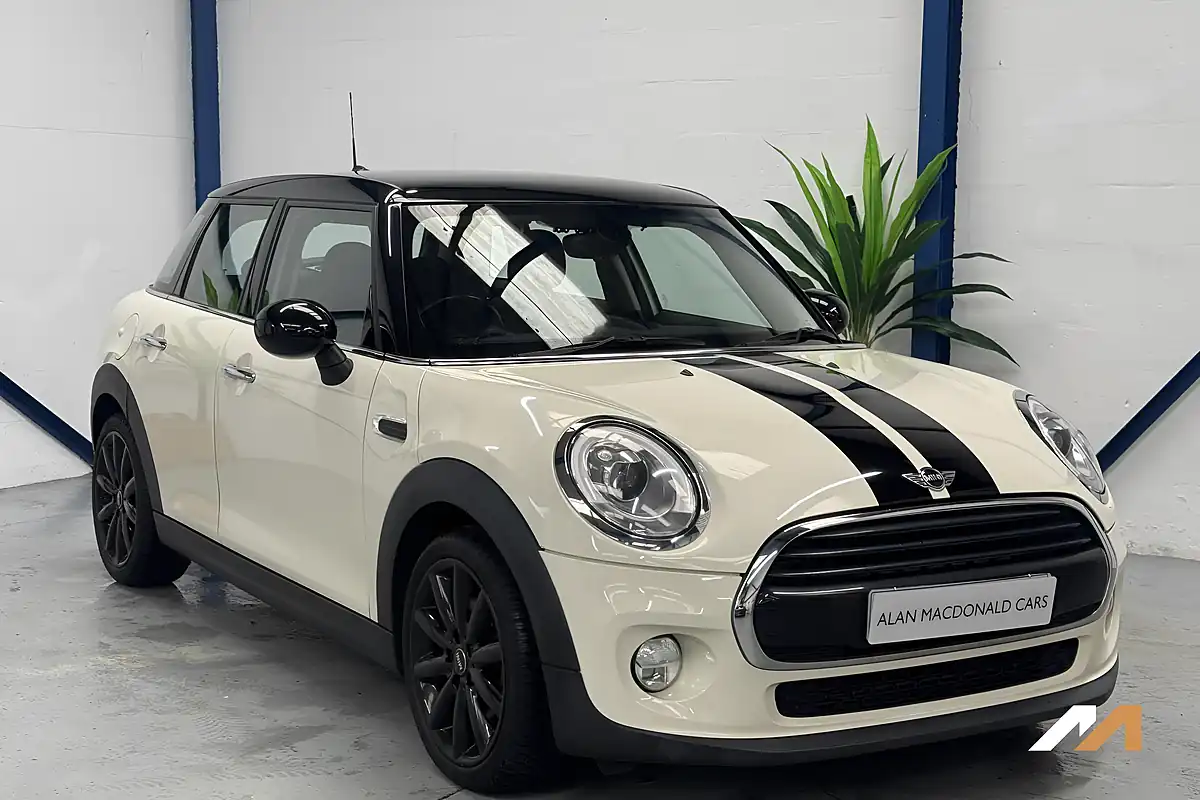 Used 2018 MINI Hatch Cooper Pepper White - Interior and Exterior details 5