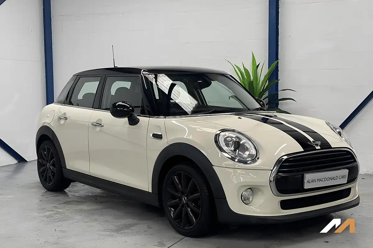 Used 2018 MINI Hatch Cooper Pepper White - Interior and Exterior details 9
