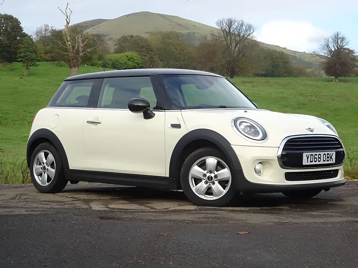 Used 2018 MINI Hatch Cooper White - Interior and Exterior details 6
