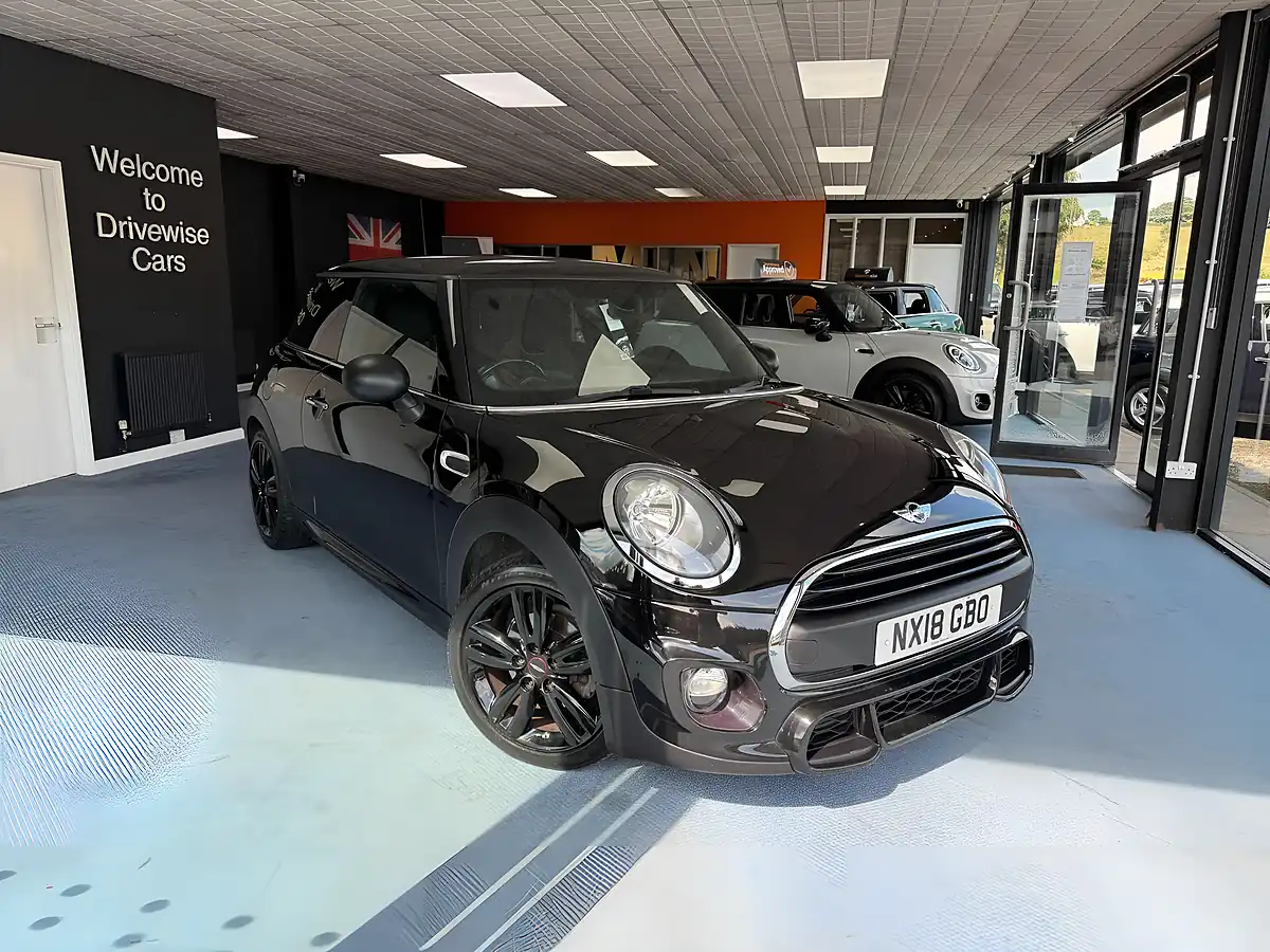 Used 2018 MINI Hatch One Black - Front View