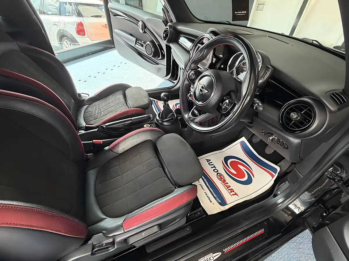 Used 2018 MINI Hatch One Black - Interior and Exterior details 10