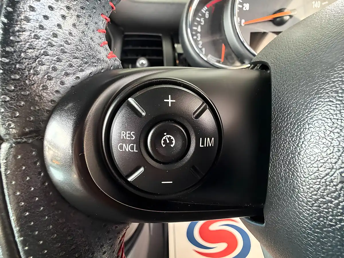 Used 2018 MINI Hatch One Black - Interior and Exterior details 11