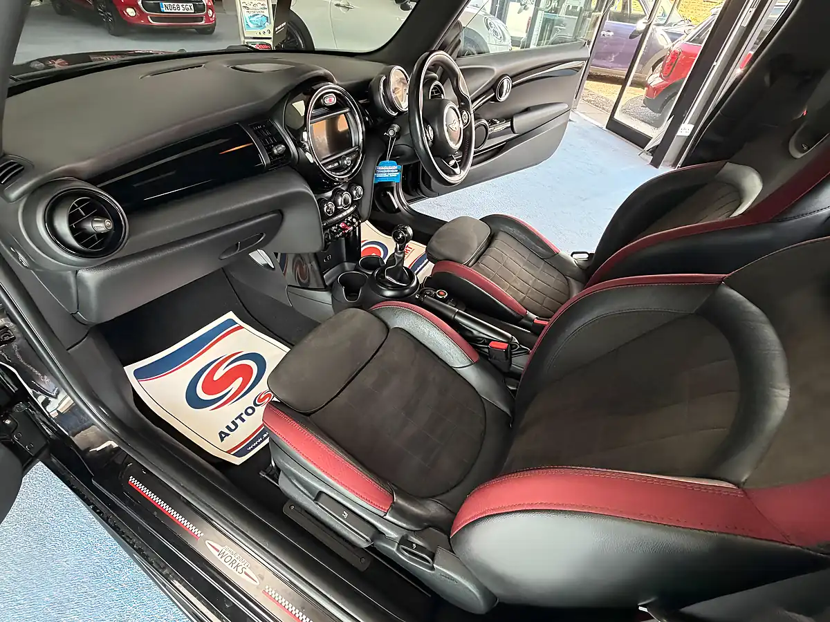 Used 2018 MINI Hatch One Black - Interior and Exterior details 16