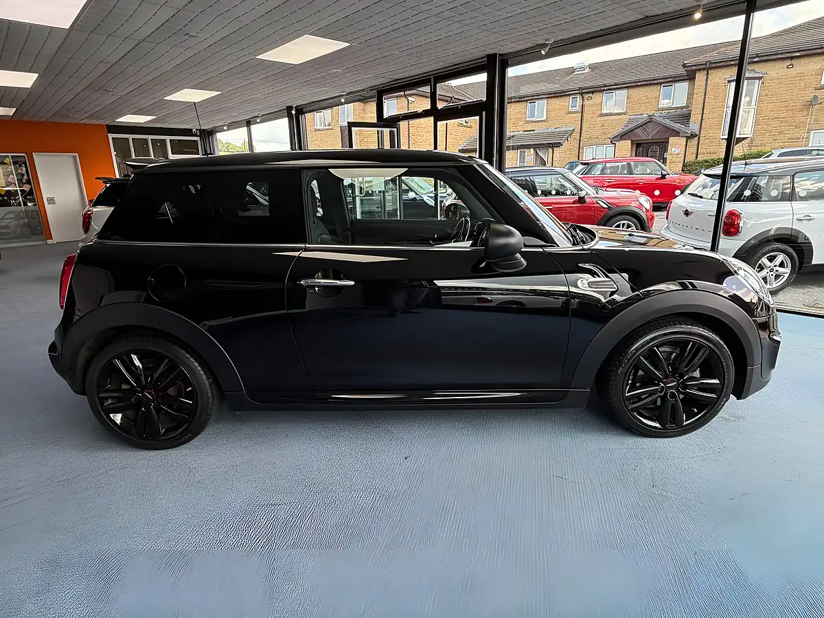 Used 2018 MINI Hatch One Black - Interior and Exterior details 2