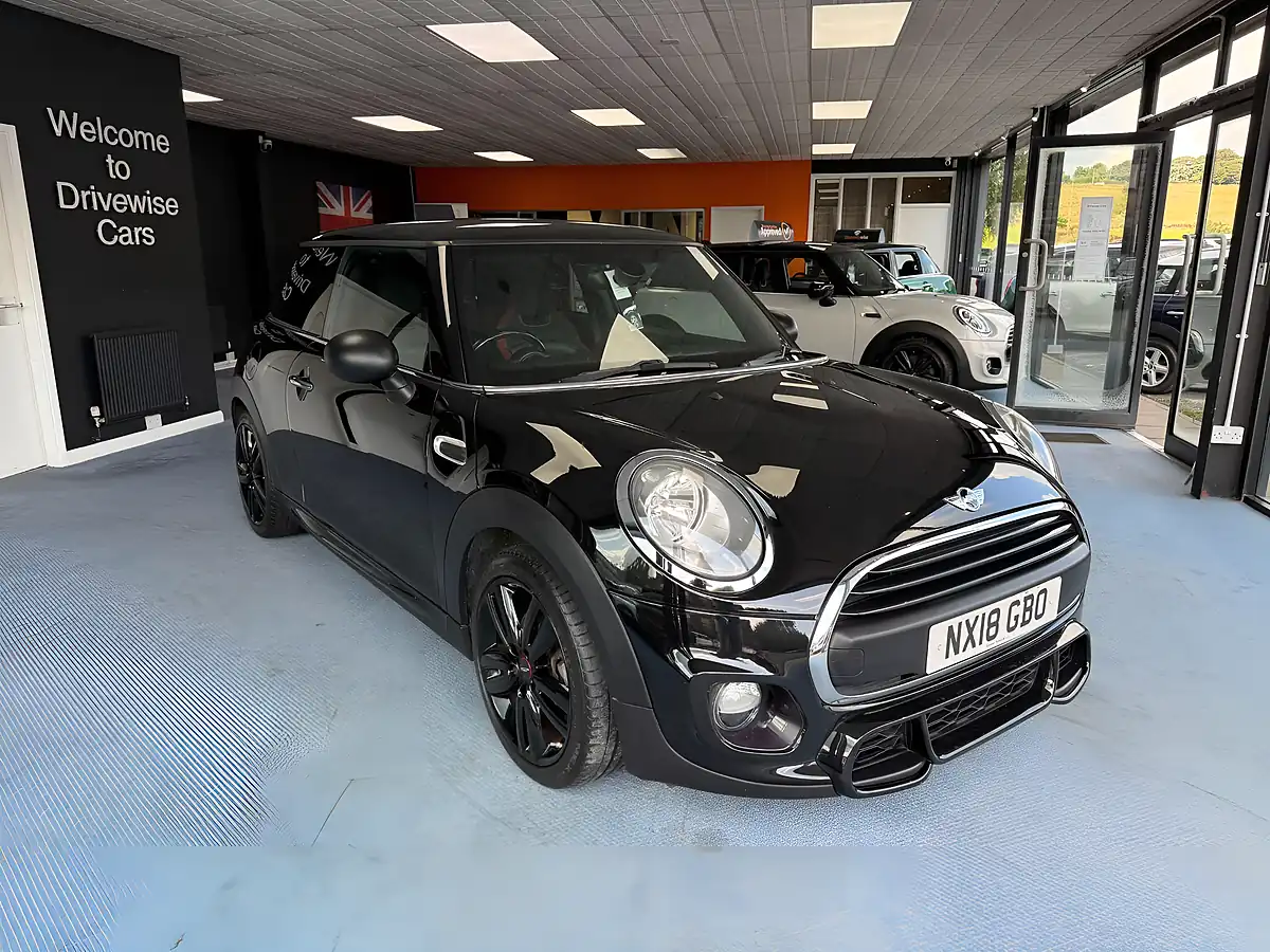 Used 2018 MINI Hatch One Black - Interior and Exterior details 3