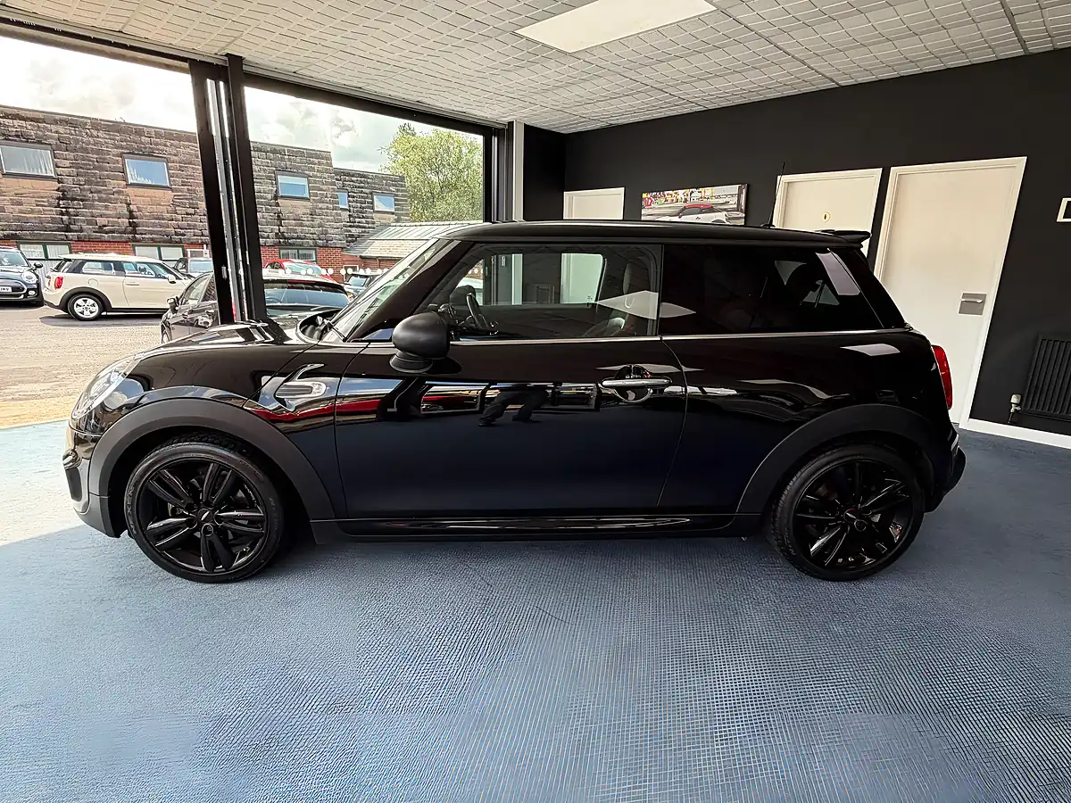 Used 2018 MINI Hatch One Black - Interior and Exterior details 6