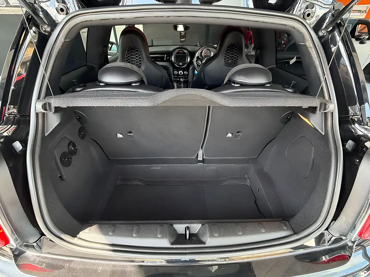 Used 2018 MINI Hatch One Black - Interior and Exterior details 9